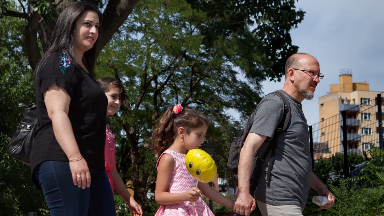 Auf dem Bild ist eine Familie aus Vater, Mutter und zwei Töchtern.